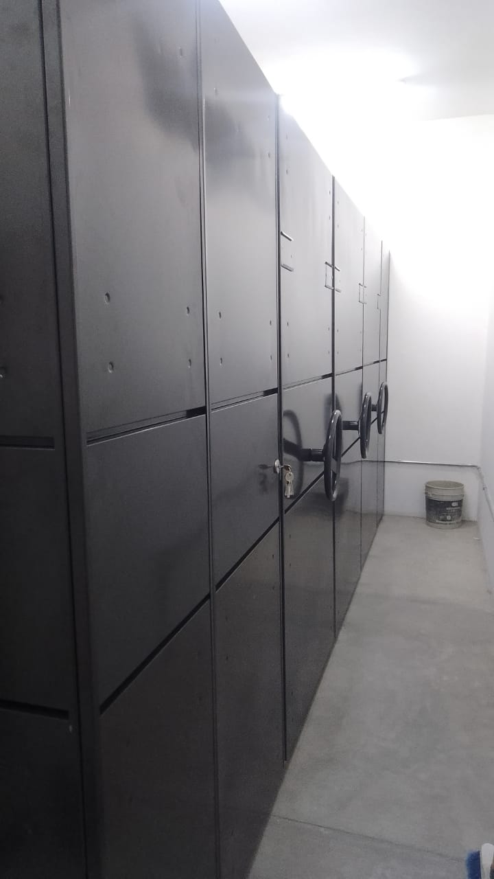 ARCHIVADOR RODANTE_ de 4.5 x 2.00 metros, accionados por un mecanismo mecánico de cadena y esproke altura total de 2.11 metros