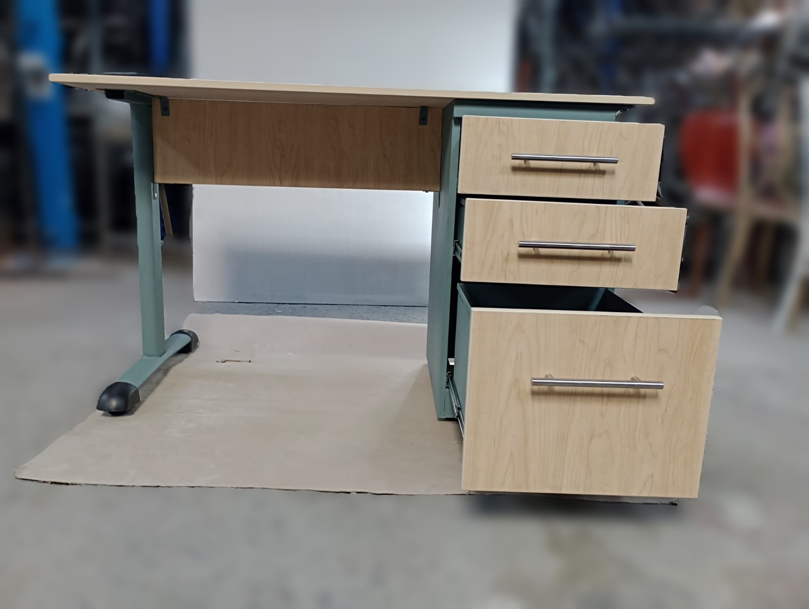 ESCRITORIO OPERATIVO COSTADOS METALICOS Y CON ARCHIVAOR METALICO CON FRENTES DE MADERA