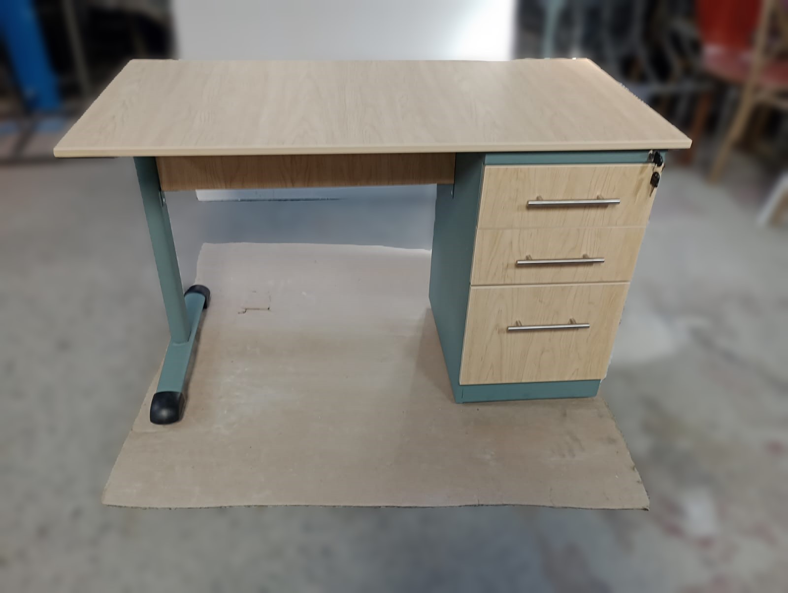 ESCRITORIO OPERATIVO COSTADOS METALICOS Y CON ARCHIVAOR METALICO CON FRENTES DE MADERA_(1)