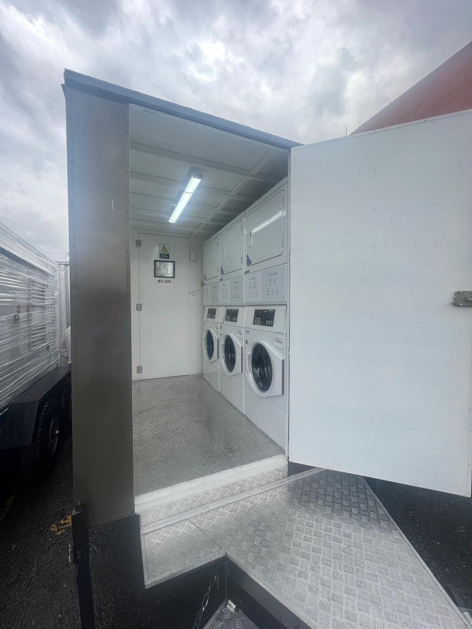 TRAILER MOVIL FUNCIONAL DE LAVANDERIA Y SECADO