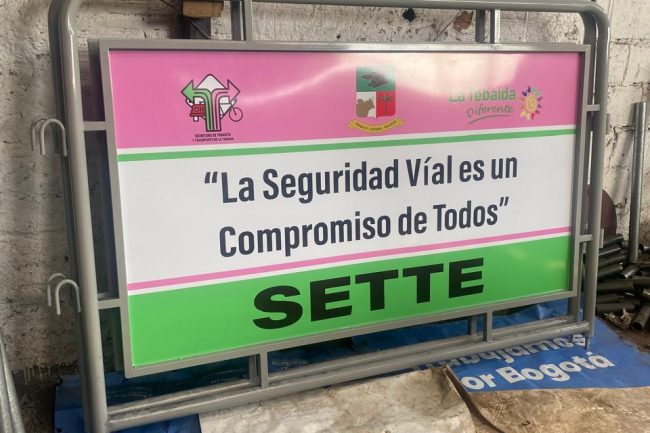VALLAS METÁLICAS DE SEGURIDAD O CONTENCIÓN DE PÚBLICO CON LOGO DE LA ENTIDAD_(1)