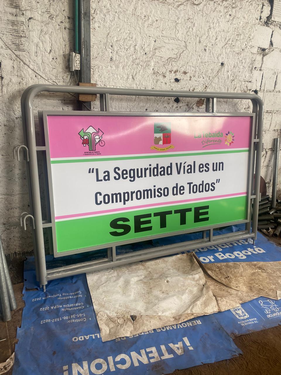 VALLAS METÁLICAS DE SEGURIDAD O CONTENCIÓN DE PÚBLICO CON LOGO DE LA ENTIDAD_(1)