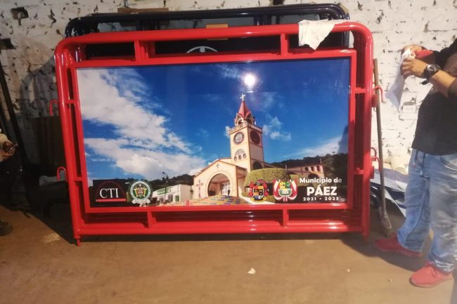 VALLAS METÁLICAS DE SEGURIDAD O CONTENCIÓN DE PÚBLICO CON LOGO DE LA ENTIDAD_(2)
